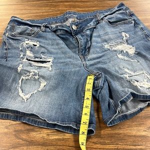 Maurice’s shorts size 18w. Denim. 1% spandex.